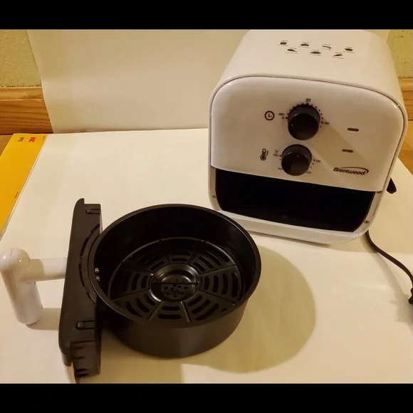 Brand NEW ! Electric Air fryer with timer & automatic set cooking settings - Picture 3 of 9